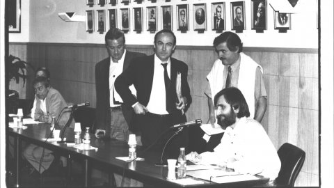 El regidor del PSC Ramon Viver i els del PP Miquel Tur i Miquel Campoy abandonen el ple de Calella després d'acabar amb insults. Asseguts, a l'esquerra, Francesc Montero (CiU) i Joan Juhé (ICV). 1993. Foto: Saül Gordillo (El Punt)