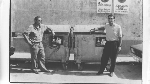 Francesc Arqués (dreta) i Francesc Montero, regidors de CiU de Calella que van assumir la responsabilitat de la neteja, arribant a patrullar de nit per vigilar i fer seguiment dels camions d'escombraries. 1991. Foto: Saül Gordillo (El Punt)