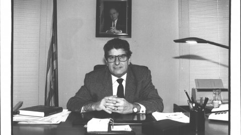 Joaquim Rey (CiU), alcalde de Calella i president del Consell Comarcal del Maresme, al seu despatx de l'Ajuntament. Calella. 1993. Foto: Saül Gordillo (El Punt)