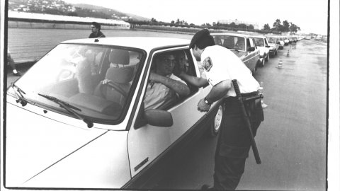 Agent de la Policia Local de Calella controlant els conductors en un dels accessos a la ciutat. 1991. Foto: Saül Gordillo (El Punt)