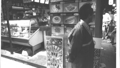 Policia Local de Calella patrullant pel concorregut carrer Jovara una nit de plena temporada turística. Calella. 1993. Foto: Saül Gordillo (El Punt)