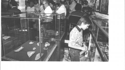 Inauguració d'una exposició al Casal de Calella. 1991. Foto: Saül Gordillo (El Punt)