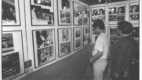 Inauguració de l'exposició sobre les eleccions municipals organitzada per Foto-Film Calella. 1991. Foto: Saül Gordillo (El Punt)