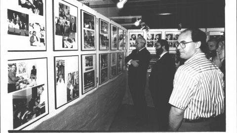 Inauguració de l'exposició sobre les eleccions municipals organitzada per Foto-Film Calella. 1991. Foto: Saül Gordillo (El Punt)