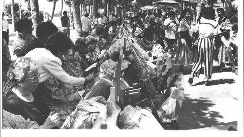 Puntaires per la festa major de Calella al Passeig Manuel Puigvert. 1991. Foto: Saül Gordillo (El Punt)