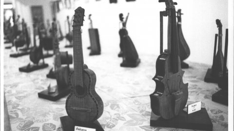 Exposició d'instruments musicals de corda en miniatura a Calella. 1990. Foto: Saül Gordillo (El Punt)