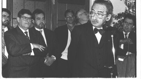 El conseller d'Ensenyament de la Generalitat, Josep Laporte i Salas (1922-2005), inaugura l'institut de formació professional de Calella, acompanyat dels alcaldes de Calella, Joaquim Rey, Sant Pol de Mar, Francesc Pomés, i Santa Susanna, Joan Campolier, tots de CiU, dels regidors Xavier Pacheco i Josep Maria Gallart i de Miquel Guillem. Calella. 1992. Foto: Saül Gordillo (El Punt)