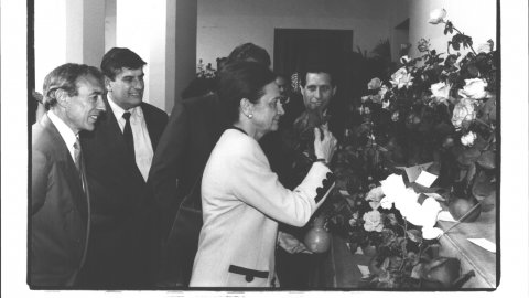 L'esposa del president de la Generalitat, Marta Ferrusola, inaugura el concurs-exposició de roses de Calella, a l'escola l'Estonnac, acompanyada de l'alcalde, Joaquim Rey, i el regidor Francesc Montero (CiU). 1992. Foto: Saül Gordillo