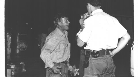 Agents de la Policia Local de Calella demana silenci als turistes a la sortida de les discoteques de la població en plena temporada turística. Calella. 1991. Foto: Saül Gordillo (El Punt) 