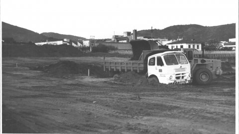 Vista dels terrenys de Can Xaubet, on es construeix el camp de futbol de Pineda de Mar. 1990. Foto: Saül Gordillo (El Punt)