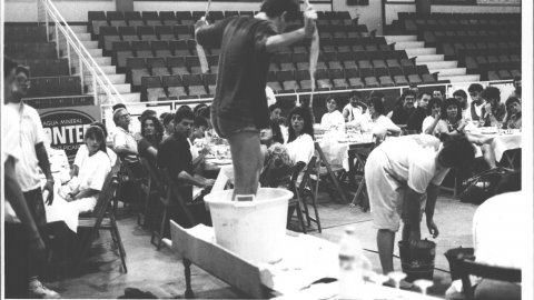 Dinar de teatre, al pavelló poliesportiu de Pineda de Mar. 1990. Foto: Saül Gordillo (El Punt)