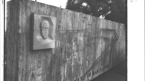 Monument al caporal Esteve Fradera Bohigas a Malgrat de Mar. 1992. Foto: Saül Gordillo (El Punt)