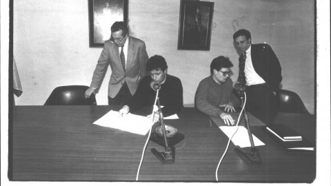 Jaume Romaguera (PSC) i Joan Carles Garcia (CiU) anuncien un pacte de govern a l'Ajuntament de Tordera. 1993. Foto: Saül Gordillo (El Punt)