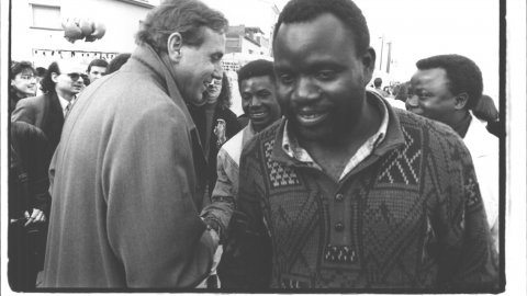 El candidat del PSC a les eleccions al Parlament de Catalunya, Raimon Obiols, visita el mercat dominical de Tordera en un acte de campanya. Tordera. 1992. Foto: Saül Gordillo (El Punt) 