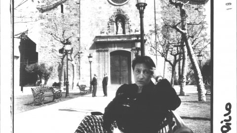 Conxita Campoy i Martí (PSC), alcaldessa de Malgrat de Mar, a la plaça de l'Església. 19 de març de 1993. Foto: Saül Gordillo (El Punt)