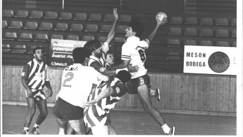 Partit d'handbol entre Calella i  Malgrat de Mar, al pavelló poliesportiu de Calella. 1990 o 1991. Foto: Saül Gordillo (El Punt)