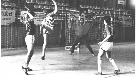 Partit d'handbol entre Calella i  Malgrat de Mar, al pavelló poliesportiu de Calella. 1990 o 1991. Foto: Saül Gordillo (El Punt)