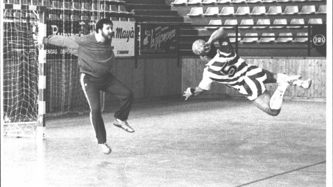 Partit d'handbol entre Calella i  Malgrat de Mar, al pavelló poliesportiu de Calella. 1990 o 1991. Foto: Saül Gordillo (El Punt)