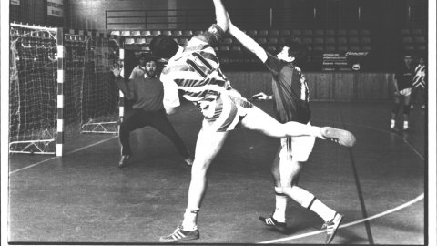 Partit d'handbol entre Calella i  Malgrat de Mar, al pavelló poliesportiu de Calella. 1990 o 1991. Foto: Saül Gordillo (El Punt)