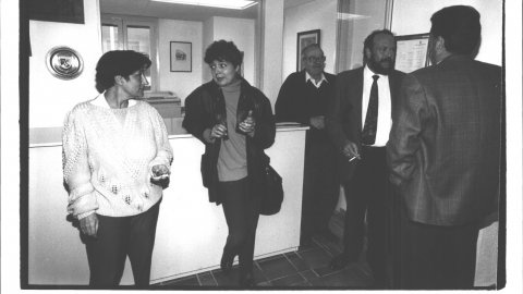 L'alcaldessa de Malgrat de Mar, Conxita Campoy (PSC), a l'esquerra, amb els regidors Marta Hernàndez (IC), Lluís Llerinós i Ramon Garriga (ERC), a l'Ajuntament, abans o després d'un ple municipal. 1992. Foto: Saül Gordillo (El Punt)