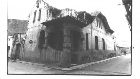 Ca l'Arnau, on es construiria l'Escola de Música de Malgrat de Mar. 1992. Foto: Saül Gordillo (El Punt)