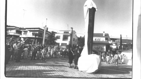 Escultura de Jaume Marés dedicada a Joan Alsina, a Malgrat de Mar, en la inauguració per part de l'alcaldessa, Conxita Campoy (PSC). 23 d'abril de 1993. Foto: Saül Gordillo (El Punt)