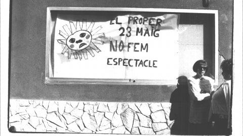Pancarta per informar de l'anul·lació de l'espectacle del grup Rialles, a Malgrat de Mar. Maig de 1993. Foto: Saül Gordillo (El Punt)