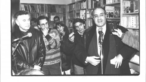 L'escriptor Emili Teixidor inaugura la llibreria La Pilona de Malgrat de Mar, acompanyat del seu propietari, l'historiador Jordi Bayarri. 1992. Foto: Saül Gordillo (El Punt)