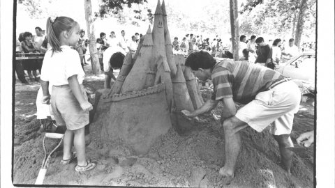 Concurs de castells de sorra a Tordera, en el marc dels actes de la Festa Major. 1991. Foto: Saül Gordillo (El Punt)