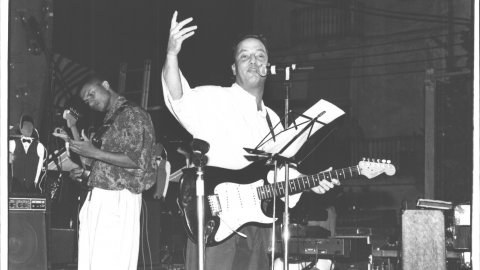 Valentí Agustí (PSC), alcalde de Palafolls, va baixar del campanar de Tordera, va pronunciar el pregó de festa major de Tordera al balcó de l'Ajuntament i va actuar cantant i tocant la guitarra per al públic. 1991. Foto: Saül Gordillo (El Punt)