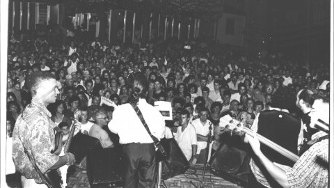 Valentí Agustí (PSC), alcalde de Palafolls, va baixar del campanar de Tordera, va pronunciar el pregó de festa major de Tordera al balcó de l'Ajuntament i va actuar cantant i tocant la guitarra per al públic. 1991. Foto: Saül Gordillo (El Punt)