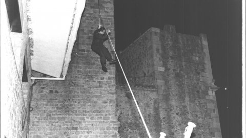 Valentí Agustí (PSC), alcalde de Palafolls, va baixar del campanar de Tordera, va pronunciar el pregó de festa major de Tordera al balcó de l'Ajuntament i va actuar cantant i tocant la guitarra per al públic. 1991. Foto: Saül Gordillo (El Punt)