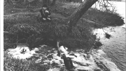 Marta Hernández, regidora de Medi Ambient de Malgrat de Mar i consellera comarcal d'Iniciativa per Catalunya (IC), davant de la canonada de Fibracolor al riu Tordera, on van aparèixer peixos morts. 11 de febrer de 1993. Foto: Saül Gordillo (El Punt)