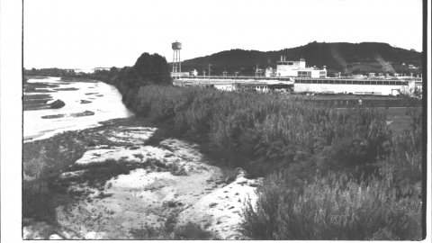 Fibracolor SA, al costat del riu Tordera. 1992. Foto: Saül Gordillo (El Punt)