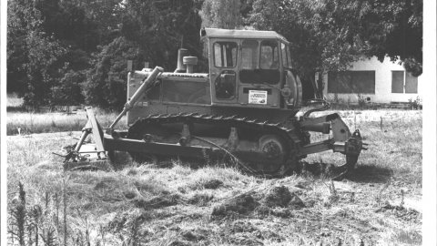 Càmping La Granja, de Calella, just abans de la seva urbanització. Primera excavadora que hi va entrar. 1990. Foto: Saül Gordillo (El Punt)