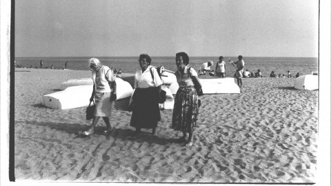 Turistes a la platja de Calella. 1992. Foto: Saül Gordillo (El Punt)