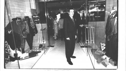 Inauguració de la botiga de roba d'home Josep Pla al carrer Església de Calella. 1992. Foto: Saül Gordillo (El Punt)
