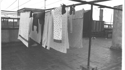 Estripen les calces esteses en alguns terrats veïnals del carrer Ànimes de Calella. Va ser notícia a El Punt. 1991. Foto: Saül Gordillo (El Punt)