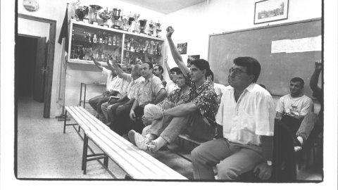 Assemblea del Club d'Atletisme Calella a les instal·lacions de mar ja desaparegudes. 1991. Foto: Saül Gordillo (El Punt)