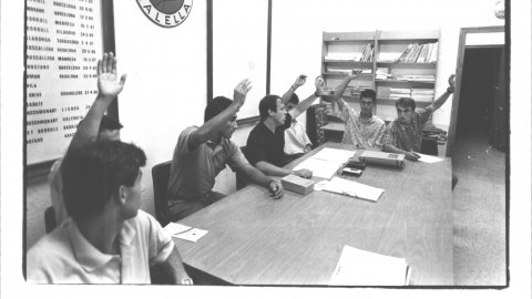Assemblea del Club d'Atletisme Calella a les instal·lacions de mar ja desaparegudes. A la foto apareixen Martí Barrera, regidor, i Juli Tardío. 1991. Foto: Saül Gordillo (El Punt)