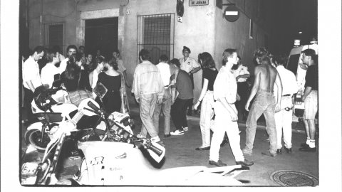 Patrulla nocturna amb la Policia Local de Calella. Els agents, amb el seu característic Nissan Patrol de l'època, observen turistes i visitants al conflictiu carrer Jovara les nits d'estiu d'aquells anys. Foto: Saül Gordillo (El Punt)