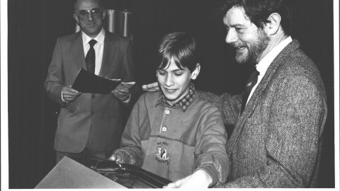 Sisè concurs de poesia i primer concurs de prosa de Ràdio Pineda. L'alcalde de Pineda de Mar, Josep Lluís Fillat (PSC), entrega els premis. 1991. Foto: Saül Gordillo (El Punt)
