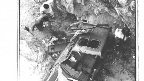 Accident a la carretera Nacional II a Calella. Un vehicle cau des de la carretera fins a les Roques de Calella. 1991. Foto: Saül Gordillo (El Punt)