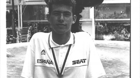 Jonathan Garrido, ciclista, a la plaça de Les Mèlies de Pineda de Mar, amb una medalla. 1990. Foto: Saül Gordillo (El Punt)