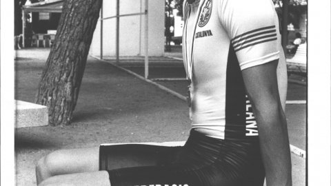 Jonathan Garrido, ciclista, a la plaça de Les Mèlies de Pineda de Mar, amb una medalla. 1990. Foto: Saül Gordillo (El Punt)
