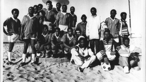 Primer equip de futbol de l'Associació Moussa Moulo de Calella, a la platja davant on hi havia el camp de sorra. 1991. Foto: Saül Gordillo (El Punt)