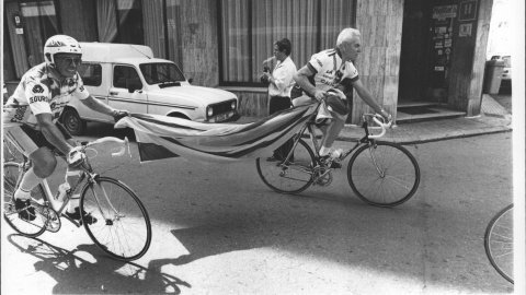 Diada Onze de Setembre a Calella. Dos ciclistes, a la dreta, Jaume Paltré, duen la senyera fins a la plaça Catalunya per a l'acte institucional de la Diada Nacional. 1991. Foto: Saül Gordillo (El Punt)