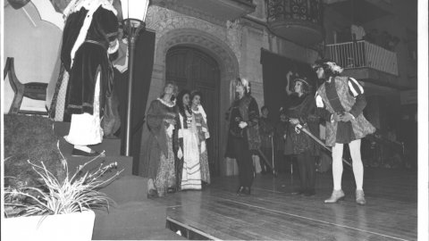Representació de l'obra 'Tirant lo Blanc' per la festa de Sant Pere de Canet de Mar, al carrer Ample. 1991. Foto: Saül Gordillo (El Punt)