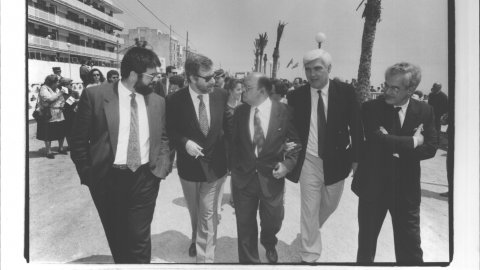 Inauguració de la urbanització del Passeig Marítim de Canet de Mar, amb l'alcalde, Josep Rovira, el governador civil de Barcelona, Ferran Cardenal, i el delegat de Costes a Catalunya, Manuel Novoa. 1992. Foto: Saül Gordillo (El Punt)