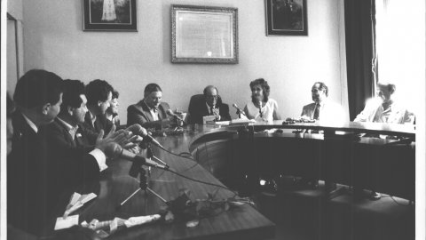 Visita d'una cooperativa de consum russa a l'Ajuntament de Canet de Mar, rebuts per l'alcalde, Josep Rovira. 1990. Foto: Saül Gordillo (El Punt)